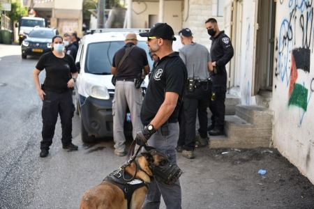 صور : اعتقال 8 مشتبهين بارتكاب جرائم ومخالفات تتعلق بإطلاق نار وعنف في كفر كنا